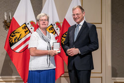 Verleihung der Verdienstmedaille des Landes Oberösterreich durch Landeshauptmann Thomas Stelzer.